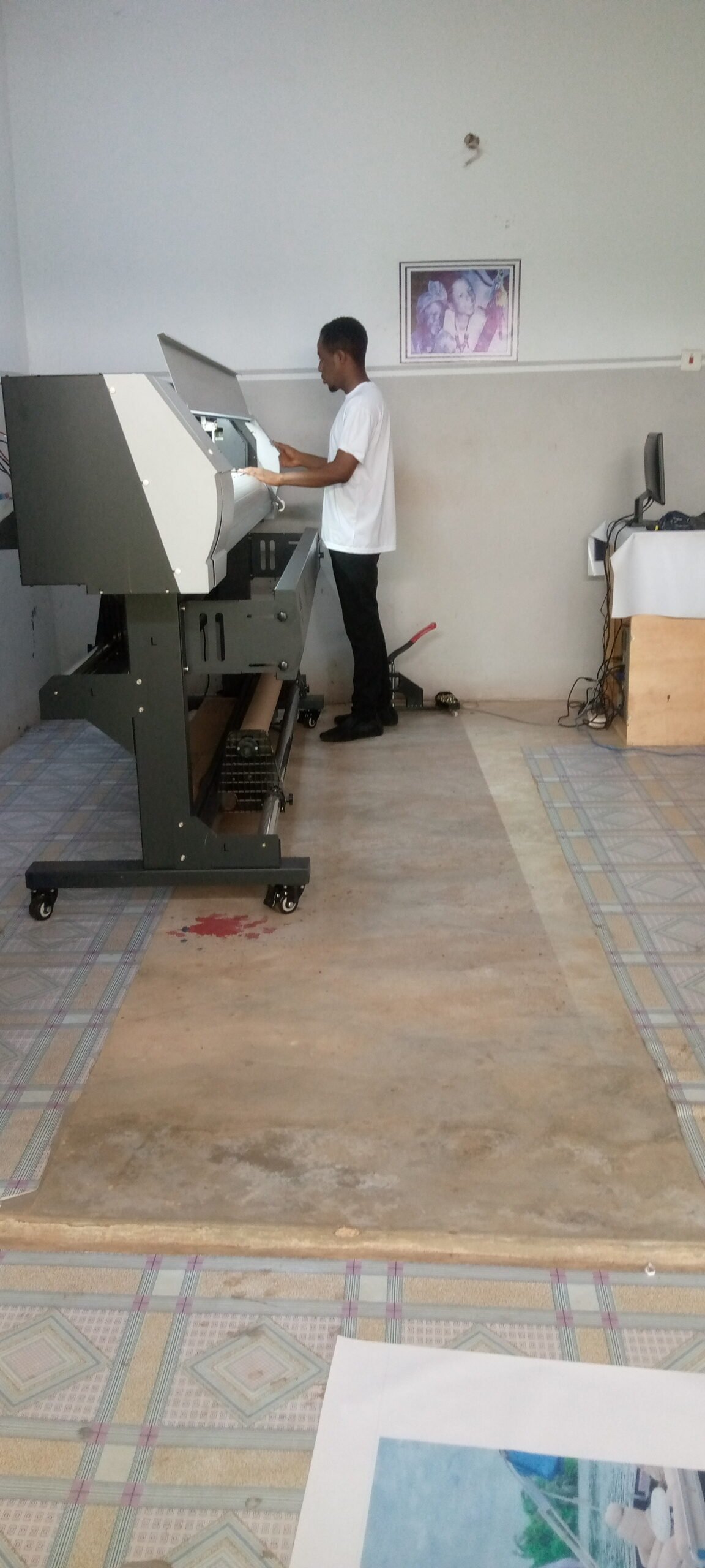 TOOQ large-format sticker printing operator
